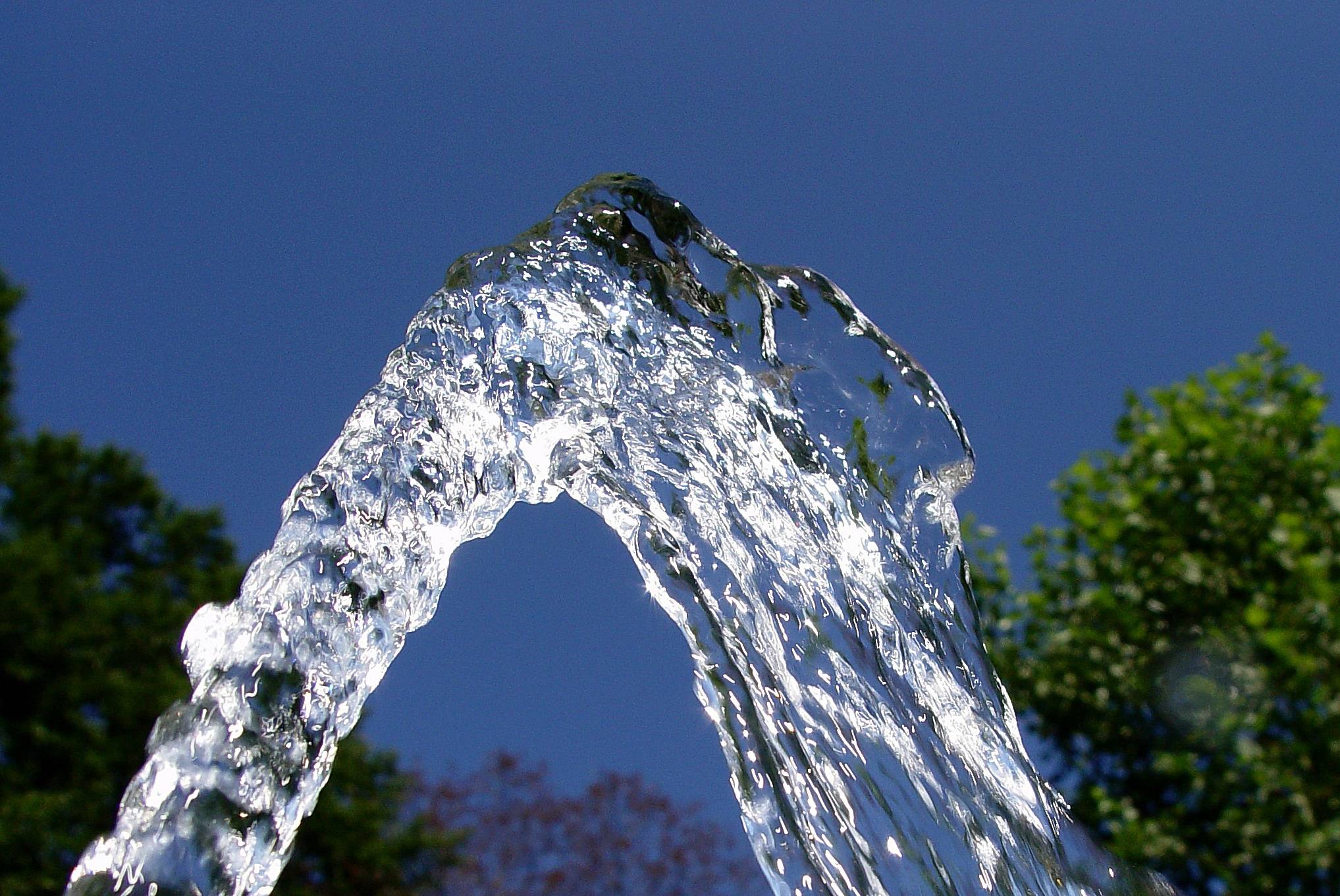 Вода артезианский источник. Струйка воды. Чистая вода. Вода льется. Красивая струя воды.